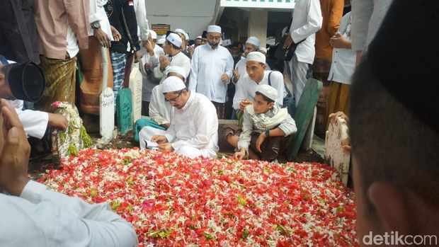Habib Hasan Assegaf Pasuruan wafat, ribuan pelayat hadiri pemakaman