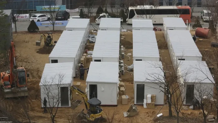 Penampakan container yang akan digunakan sebagai bangsal pasien Corona telah disiapkan di halaman Pusat Medis Seoul di Seoul, Korea Selatan.