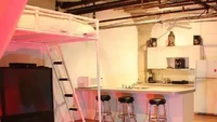 Stay & Play, Los Angeles, memiliki kamar yang terkenal dengan swingers dan penggemar BDSM. Ada dua kamar tidur dan tiga kandang tidur, dilengkapi dengan dapur, kamar mandi dan ruang tamu. Terdapat beragam kamar dengan arena bermain bertema The Scarlett Boudoir, The Warehouse dan The Interrogation Station. Pemiliknya juga mengadakan acara reguler seperti Masque - makan malam fetish dan kabaret. Harga menginap mulai Rp 6 juta. (Stay & Play)