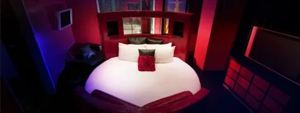 Ini adalah The Erotic Suite: The Palms Casino Resort, Las Vegas. Mereka juga punya tempat tidur yang bisa diputar dan juga langit-langit cermin. Harga menginap di sini tergantung seberapa liar kamar yang kamu butuhkan. (The Palms Casino Resort,) Ini adalah The Erotic Suite: The Palms Casino Resort, Las Vegas. Mereka juga punya tempat tidur yang bisa diputar dan juga langit-langit cermin. Harga menginap di sini tergantung seberapa liar kamar yang kamu butuhkan. (The Palms Casino Resort,)