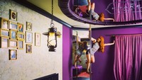 Hotel Pelirocco, Brighton di Inggris ini memiliki 19 kamar dengan tema yang berbeda-beda. Dengan tema beragam, kamu nanti akan menjumpai area menari tiang, langit-langit dengan desain erotis, mainan seks, ragam ide untuk keintiman dan juga pelumas. Harga menginap mulai dari Rp 1,7 juta. (Hotel Pelirocco)
