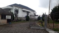 Di kompleks itu terdapat delapan vila di kawasan RT 01/RW 05 Dusun Gintungan, Kelurahan Bandungan, Kecamatan Bandungan, Kabupaten Semarang. Menurut Siyarto, renovasi dimulai sejak tiga bulan terakhir.