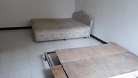 Vila itu juga memiliki fasilitas air minum, kompor, dan air panas untuk mandi. Juga terdapat dua lapangan yang bisa digunakan untuk berkegiatan. Berdasarkan pantauan detikcom, tak ada garis polisi di vila tersebut. Keadaan vila relatif sepi. Tak banyak kendaraan bermotor yang melintas di depan kawasan vila. Beberapa vila dalam kondisi bersih, tetapi ada juga yang kotor dan atapnya jebol.