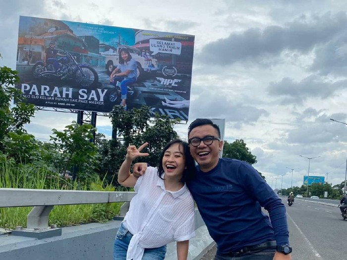 instagram Harry Prasetya yang memberikan kado billboard untuk istrinya, Destiani Dwi di Jembatan Pasupati, Bandung