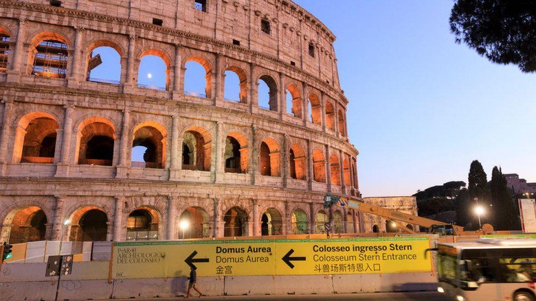 Italia mencari insinyur untuk merekonstruksi lantai Colosseum di Roma