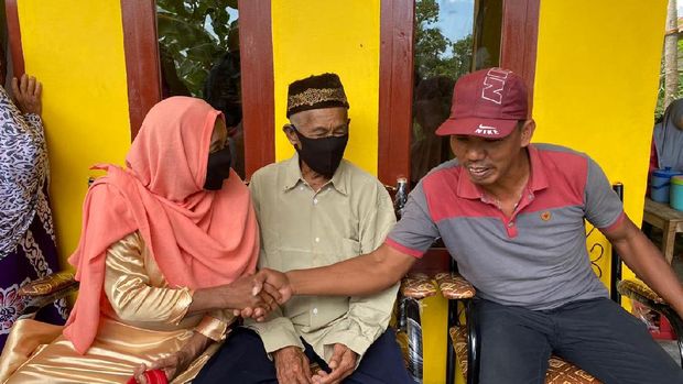 Kakek Sakka yang sempat viral mengenakan seragam SMA saat salat kini mendapat rumah baru (dok. Istimewa).
