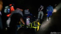 Pendakian semakin ramai karena ada penyewaan jasa troly angkut untuk wisatawan yang tak mau lelah. (Bonauli/detikcom)