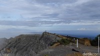Ini mengapa, wisatawan diminta untuk hati-hati di beberapa area yang mudah longsor. (Bonauli/detikcom)