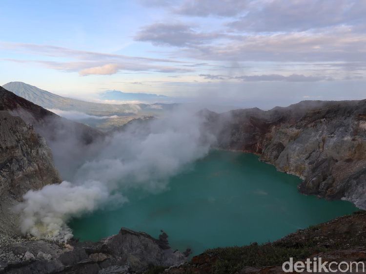 Potret Kawah Ijen, Si Kawah Asam Terbesar Dunia