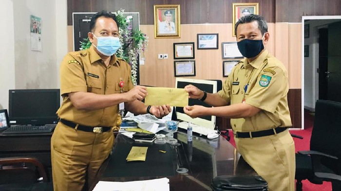 Kepala BKD Riau menyerahkan surat dari Gubernur Riau ke Plh Sekda (dok. Istimewa)