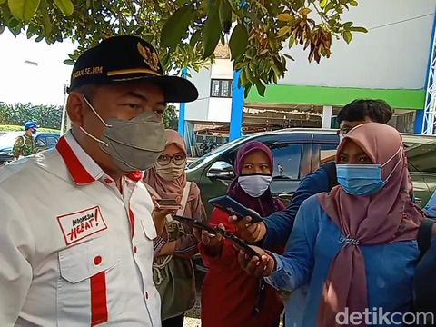 Ketua DPRD Kudus Masan selepas bersih sungai di Desa Kesambi Kecamatan Mejobo, Kamis (5/11/2020).