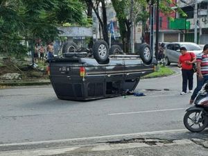 Toyota Kijang Telentang Usai Disundul Fortuner, Gegara Terobos Lampu Merah