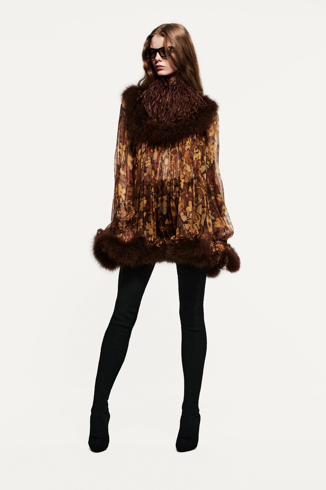 Rumah mode Saint Laurent merilis koleksi busana ready to wear 2021 yang didominasi warna hitam dan putih.  Foto: dok. Saint Laurent.