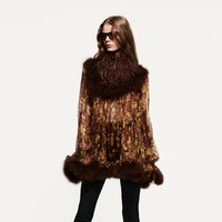 Rumah mode Saint Laurent merilis koleksi busana ready to wear 2021 yang didominasi warna hitam dan putih.  Foto: dok. Saint Laurent.