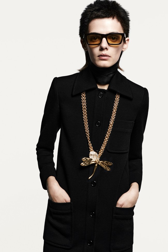 Rumah mode Saint Laurent merilis koleksi busana ready to wear 2021 yang didominasi warna hitam dan putih.  Foto: dok. Saint Laurent.