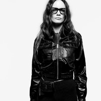 Rumah mode Saint Laurent merilis koleksi busana ready to wear 2021 yang didominasi warna hitam dan putih. Foto: dok. Saint Laurent.