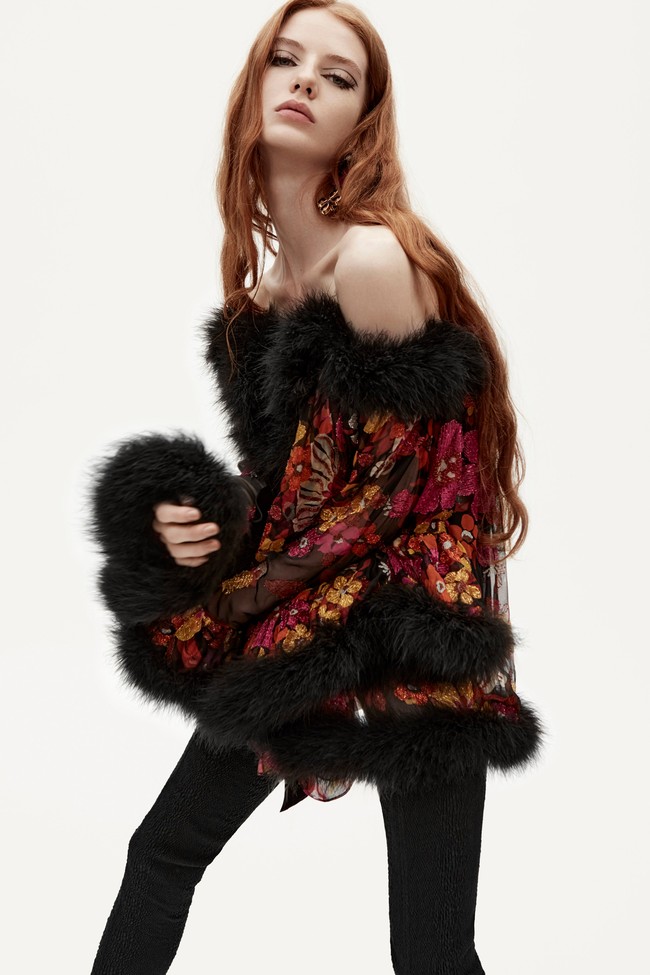 Rumah mode Saint Laurent merilis koleksi busana ready to wear 2021 yang didominasi warna hitam dan putih.  Foto: dok. Saint Laurent.