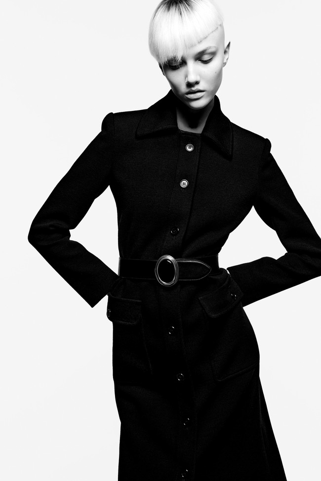 Rumah mode Saint Laurent merilis koleksi busana ready to wear 2021 yang didominasi warna hitam dan putih. Foto: dok. Saint Laurent.