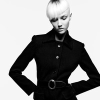 Rumah mode Saint Laurent merilis koleksi busana ready to wear 2021 yang didominasi warna hitam dan putih. Foto: dok. Saint Laurent.