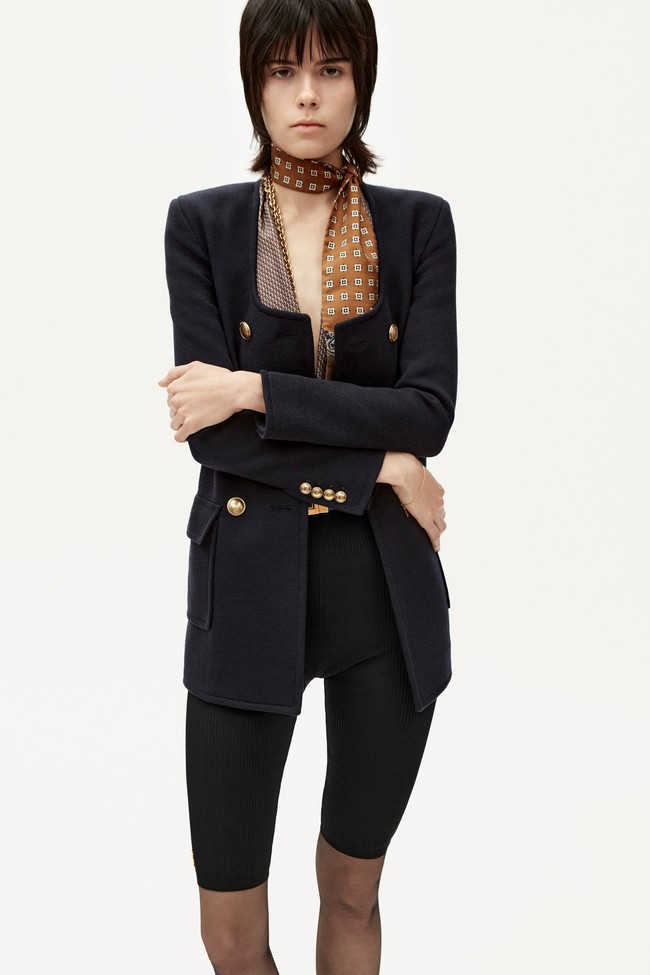 Rumah mode Saint Laurent merilis koleksi busana ready to wear 2021 yang didominasi warna hitam dan putih. Foto: dok. Saint Laurent.