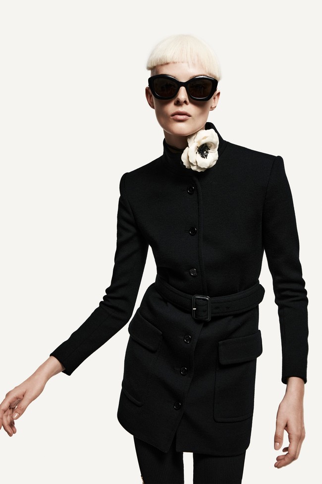 Rumah mode Saint Laurent merilis koleksi busana ready to wear 2021 yang didominasi warna hitam dan putih. Foto: dok. Saint Laurent.