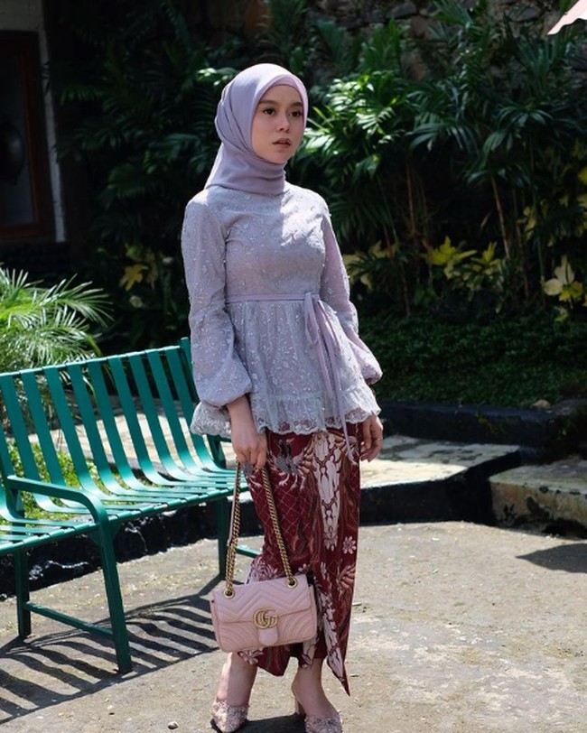 Tampil manis dan bersahaja dengan setelan kebaya dan kain, Lesti Kejora terlihat menenteng tas Gucci GG Marmont Matelasse Shoulder Bag warna dusty pink seharga Rp 32 juta. Foto: Instagram/@lestykejora