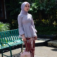 Tampil manis dan bersahaja dengan setelan kebaya dan kain, Lesti Kejora terlihat menenteng tas Gucci GG Marmont Matelasse Shoulder Bag warna dusty pink seharga Rp 32 juta. Foto: Instagram/@lestykejora