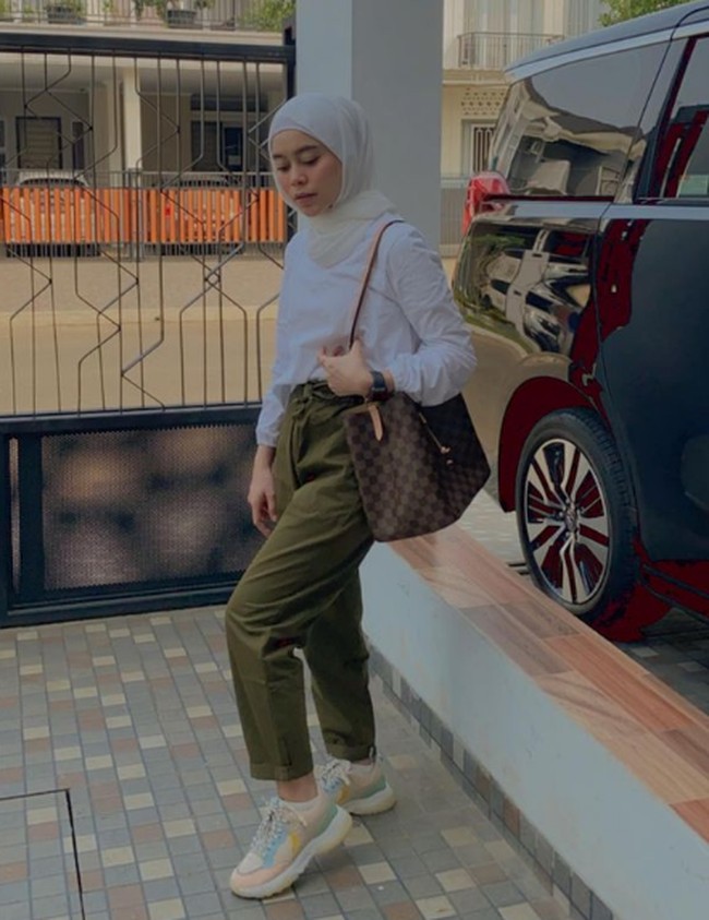 Lesti Kejora juga memasukkan brand Louis Vuitton dalam koleksi tas high-end miliknya. Kali ini penyanyi dangdut itu bergaya dengan Neoneo Bucket Bag Louis Vuitton seharga Rp 22,5 juta. Foto: Instagram/@lestykejora