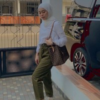 Lesti Kejora juga memasukkan brand Louis Vuitton dalam koleksi tas high-end miliknya. Kali ini penyanyi dangdut itu bergaya dengan Neoneo Bucket Bag Louis Vuitton seharga Rp 22,5 juta. Foto: Instagram/@lestykejora