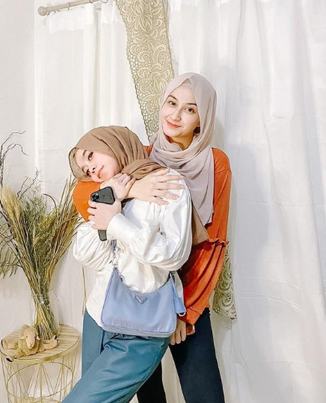 Tampil casual saat foto bareng sahabat, Lesti Kejora terlihat mengenakan tas Prada Re-edition 2000 Nylon Mini Bag. Dilihat dari situs resminya tas ini dijual seharga Rp 19,7 juta. Foto: Instagram/@lestykejora