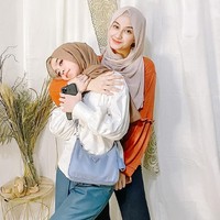 Tampil casual saat foto bareng sahabat, Lesti Kejora terlihat mengenakan tas Prada Re-edition 2000 Nylon Mini Bag. Dilihat dari situs resminya tas ini dijual seharga Rp 19,7 juta. Foto: Instagram/@lestykejora