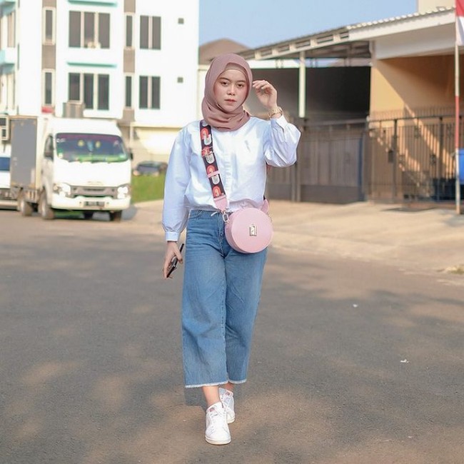 Mini bag juga jadi pilihan Lesti Kejora untuk tampil casual. Ia menjatuhkan pilihan pada Furla Sleek Mini Crossbody Bag berbentuk bundar. Tas cantik ini dijual seharga Rp 4,4 juta. Foto: Instagram/@lestykejora