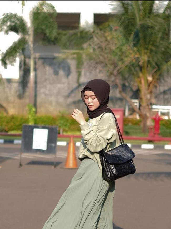 Tas bergaya klasik dan timeless sepertinya menjadi pilihan Lesti Kejora untuk melengkapi gaya busananya. Seperti Niki Medium Vintage Leather Bag dari Saint Laurent ini yang dibanderol seharga Rp 34 juta. Foto: Instagram/@lestykejora