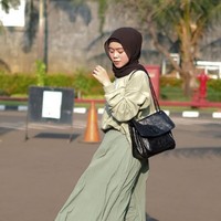 Tas bergaya klasik dan timeless sepertinya menjadi pilihan Lesti Kejora untuk melengkapi gaya busananya. Seperti Niki Medium Vintage Leather Bag dari Saint Laurent ini yang dibanderol seharga Rp 34 juta. Foto: Instagram/@lestykejora