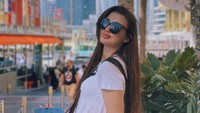 Gaya Sabina saat sedang jalan-jalan sih cenderung casual dan santai. Cocok sekali dengan parasnya yang cantik tanpa make up yang berlebihan. (Instagram/@altynbekova_20)