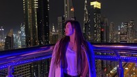 Kalau ini gaya glamor Sabina saat jalan-jalan malam di Dubai. Selamat menempuh hidup baru ya Sabina! (Instagram/@altynbekova_20)