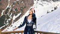 Kalau ini saat Sabina berfoto dengan latar belakang pegunungan bersalju di negaranya, Kazakhstan. Sabina tampak anggun dengan balutan busana tradisional Kazakhstan. (Instagram/@altynbekova_20)