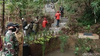 Tidak hanya desain dan bentuk yang diubah, resapan air pun ditambah dengan penanaman pohon bambu maranganani, ubi kuning, dan vetiver untuk penguatan tebing. Istilahnya infrastruktur hijau, bukan lagi menggunakan adukan semen.