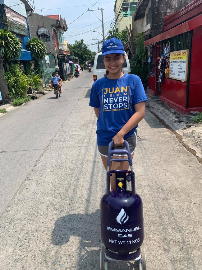 Wanita yang tinggal di Santa Rosa, Laguna, Filipina itu pun memperlihatkan foto dirinya saat sedang memegang tabung LPG. Ia pun memberikan dorongan bagi yang bernasib sama seperti dengan dirinya. Kini saya kembali bersemangat dan saya berharap bagi siapa pun yang bernasib sama, untuk tidak putus ada. Mari kita bermimpi bersama lagi, mari kita terbang bersama lagi. Selalu ada harapan dan selalu ingat bahwa ada cahaya di ujung terowongan, tulisnya di Facebook dan langsung mendapatkan banjiran pujian dari warganet. (Foto: Facebook Maurice Maureen Avila)