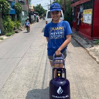 Wanita yang tinggal di Santa Rosa, Laguna, Filipina itu pun memperlihatkan foto dirinya saat sedang memegang tabung LPG. Ia pun memberikan dorongan bagi yang bernasib sama seperti dengan dirinya. Kini saya kembali bersemangat dan saya berharap bagi siapa pun yang bernasib sama, untuk tidak putus ada. Mari kita bermimpi bersama lagi, mari kita terbang bersama lagi. Selalu ada harapan dan selalu ingat bahwa ada cahaya di ujung terowongan, tulisnya di Facebook dan langsung mendapatkan banjiran pujian dari warganet. (Foto: Facebook Maurice Maureen Avila)