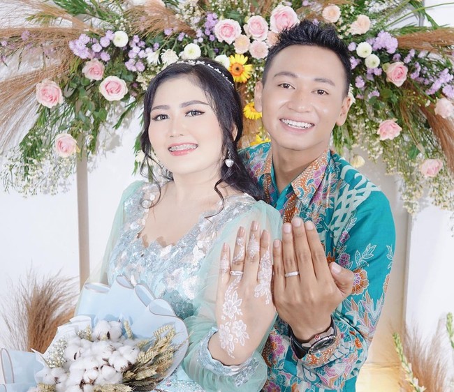 Mella Rossa dan Danny tampil mesra dengan memamerkan cincin yang sudah terpasang di kedua jari masing-masing. Tampak rona bahagia dan juga lega karena sudah menjalani momen lamaran.  Foto: Instagram @mellross_08