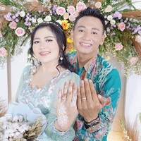 Mella Rossa dan Danny tampil mesra dengan memamerkan cincin yang sudah terpasang di kedua jari masing-masing. Tampak rona bahagia dan juga lega karena sudah menjalani momen lamaran.  Foto: Instagram @mellross_08