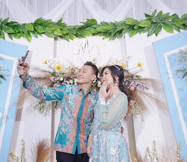 Pedangdut yang mempunyai nama asli Maulidia Octavia ini membagikan momen lamaran adiknya, Mella Rossa di akun Instagram pribadinya. Duhhh kesayangankuu yg abis LDR 10 bulan, sekalinya ketemu langsung di lamarr reeekkk Ngiming ngimingii tokkk kalian inii Wes pokokee bahagia terusss yoooo, lancar sampe hari H #viavallen, tulis Via Vallen di Instagram @viavallen. Ekspresi Via menjadi sorotan karena ia tampak cemberut saat berfoto bersama. Foto: Instagram @mellross_08