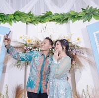 Pedangdut yang mempunyai nama asli Maulidia Octavia ini membagikan momen lamaran adiknya, Mella Rossa di akun Instagram pribadinya. Duhhh kesayangankuu yg abis LDR 10 bulan, sekalinya ketemu langsung di lamarr reeekkk Ngiming ngimingii tokkk kalian inii Wes pokokee bahagia terusss yoooo, lancar sampe hari H #viavallen, tulis Via Vallen di Instagram @viavallen. Ekspresi Via menjadi sorotan karena ia tampak cemberut saat berfoto bersama. Foto: Instagram @mellross_08