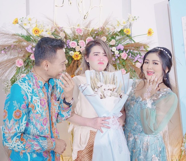 Melihat postingan lamaran adik Via Vallen ini, warganet langsung membanjiri kolom komentar Instagram sang pedangdut. Ada yang mendoakannya dan bertanya soal ekspresi Via. Semoga lekas menyusul ya mbakkk... Kami semua mendoakan agar sampean segera dipertemukan dengan jodohnya, kata dyarjune7th. Itu expresi apa kak namanya, mudah mudahan, kak Via ndang nyusul. Aamiin, harap akun @bocaheviavallen_vv. Foto: Instagram @mellross_08