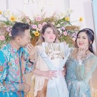 Melihat postingan lamaran adik Via Vallen ini, warganet langsung membanjiri kolom komentar Instagram sang pedangdut. Ada yang mendoakannya dan bertanya soal ekspresi Via. Semoga lekas menyusul ya mbakkk... Kami semua mendoakan agar sampean segera dipertemukan dengan jodohnya, kata dyarjune7th. Itu expresi apa kak namanya, mudah mudahan, kak Via ndang nyusul. Aamiin, harap akun @bocaheviavallen_vv. Foto: Instagram @mellross_08