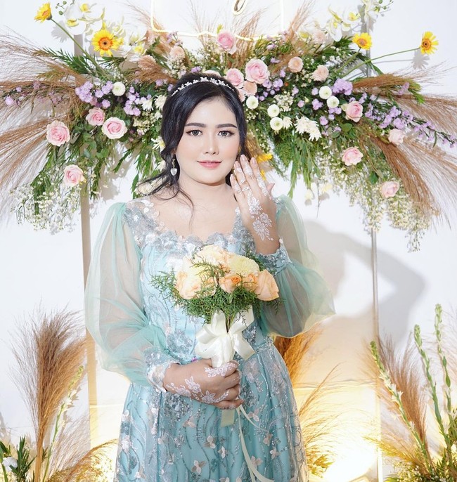 Pada hari lamarannya, Mella Rossa tampil flawless berkat riasan makeup Karina Ahmad (Instagram @karinahmadmakeup). Adik Via Vallen semakin anggun dengan headband bungga putih di atas kepalanya.  Foto: Instagram @mellross_08