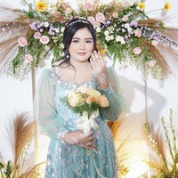 Pada hari lamarannya, Mella Rossa tampil flawless berkat riasan makeup Karina Ahmad (Instagram @karinahmadmakeup). Adik Via Vallen semakin anggun dengan headband bungga putih di atas kepalanya.  Foto: Instagram @mellross_08