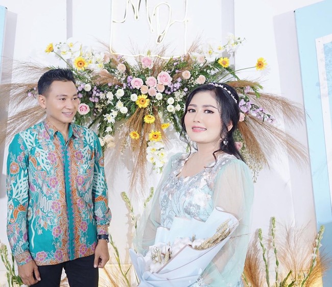 Mella Rosa pun mengungkapkan rasa syukurnya usai mengadakan acara lamaran bersama kekasih pilihannya. Suatu Keseriusan Dalam Langkah Awal Ini Aku Menerima Lamaranmu, Mendadak Hati Yang Tadinya Terasa Berat Menjadi Sangat Lega “One Step Closer”December 26th,2020 Engagement “Mela Rosa F. & Danny Prastyo H.” tulis @mellross_08. Foto: Instagram @mellross_08