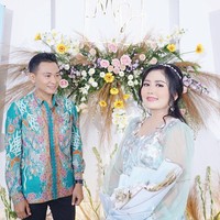 Mella Rosa pun mengungkapkan rasa syukurnya usai mengadakan acara lamaran bersama kekasih pilihannya. Suatu Keseriusan Dalam Langkah Awal Ini Aku Menerima Lamaranmu, Mendadak Hati Yang Tadinya Terasa Berat Menjadi Sangat Lega “One Step Closer”December 26th,2020 Engagement “Mela Rosa F. & Danny Prastyo H.” tulis @mellross_08. Foto: Instagram @mellross_08